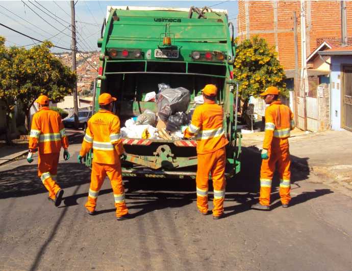 Motoristas e coletores de lixo decidem hoje se farão greve