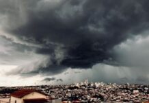Tempestade causa alagamentos e queda de árvores em Varginha