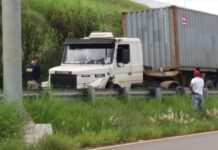 Caminhoneiro foge em perseguição policial e causa vários danos
