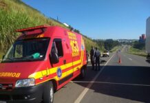 Acidente com carro e moto deixa uma pessoa ferida em Varginha