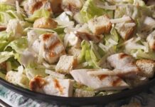 Salada caesar com frango grelhado: leve e deliciosa