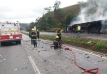 Carreta pega fogo em acidente na Fernão Dias