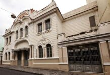 Placa de gesso cai do teto do Theatro Capitólio e evento é cancelado