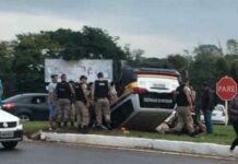 Viatura da Polícia Militar capota na rodovia do contorno em Varginha