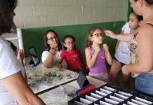 Projeto Visão entrega óculos para alunos do CAIC em Varginha