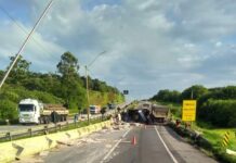 Carreta tomba e causa interdição na rodovia Fernão Dias nesta segunda