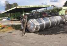 Caminhão com soda cáustica tomba na rodovia Fernão Dias