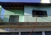 Casa pega fogo no bairro Barcelona, em Varginha, nesta terça-feira, 29