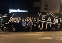 Torcedores do Cruzeiro fazem “brincadeira” com ônibus do Atlético