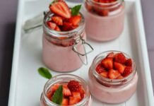 Panna cotta com calda de morango: sobremesa versátil e saborosa