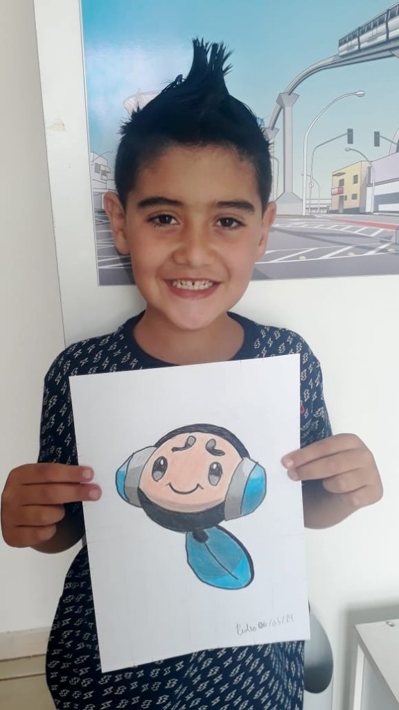 Pedro segurando desenho