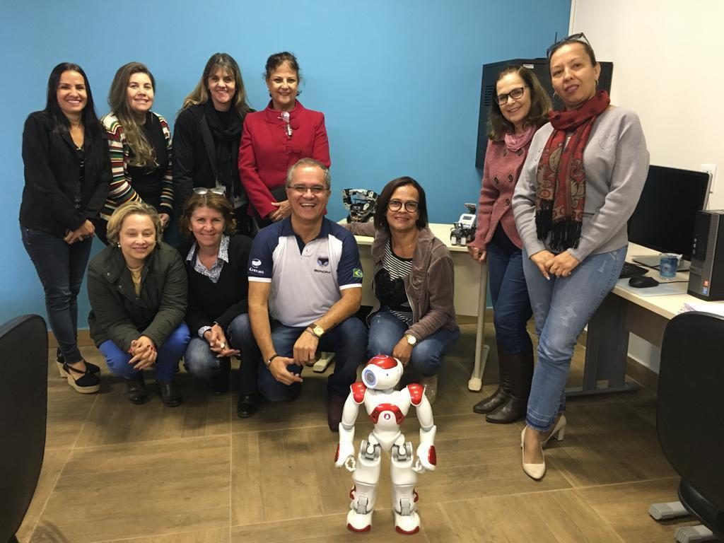 reunião sobre robotica nas escolas em varginha