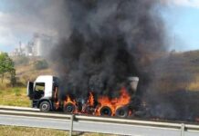 Caminhão tanque carregado de combustível pega fogo na Fernão Dias
