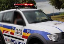 Mulher é presa por comunicação falsa de crime em Varginha Carro da polícia militar