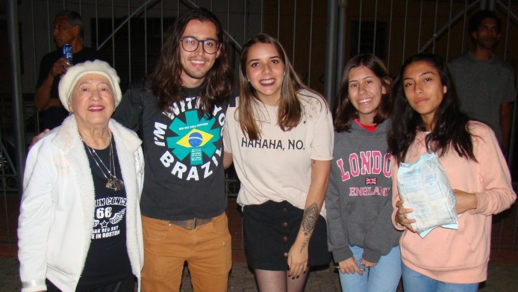 Dona Eubéia, com o neto Gabriel e a esposa dele, Anna Caroliny, junto com amigas.