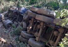 Caminhão despenca de barranco em Varginha e motorista morre Acidente