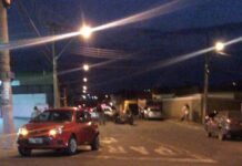 Motociclista foge da polícia, bate em carro e acaba preso Sion