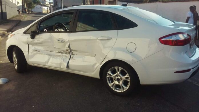 carro_bate_muro_1 Acidente