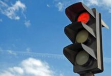 Pedestres e condutores de veículos devem ficar atentos a novo semáforo semáforo