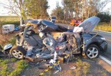 Homem tem ferimentos leves após carro ser destruído em acidente Carro destruído