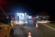 Ônibus com 44 passageiros tomba na Fernão Dias Acidente