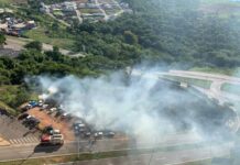 Incêndio atinge quatro carros estacionados próximo ao shopping Fogo