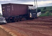 Carreta dá ‘L’ por causa da lama e impede trânsito entre Varginha e Três Corações Carreta da L entre Vrginha e Três Corações