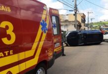 Carro capota na avenida Plínio Salgado e deixa uma mulher ferida Acidente