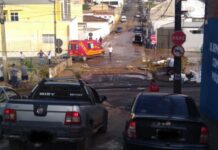 Ruas próximas ao Ribeirão Santa Maria ficam alagadas após chuva forte Chuva