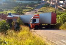 Carreta desgovernada atinge casa em Varginha carreta