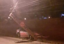 Poste caído na Av. do Contorno impede passagem de veículos acidente poste