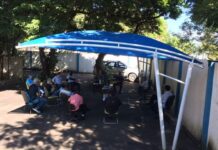 Prefeito em exercício cria Conselho para rever impostos e faz reunião com vereadores ao ar livre sobre ações contra o coronavírus reunião ao ar livre prefeitura de varginha