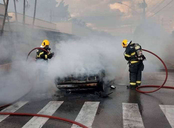 carro pega fogo em Varginha