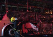 Fogo destrói dois ônibus de empresa de turismo em Varginha Incêndio