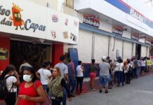 Primeiro dia de reabertura do comércio: ruas cheias e pessoas sem máscara de proteção Comércio