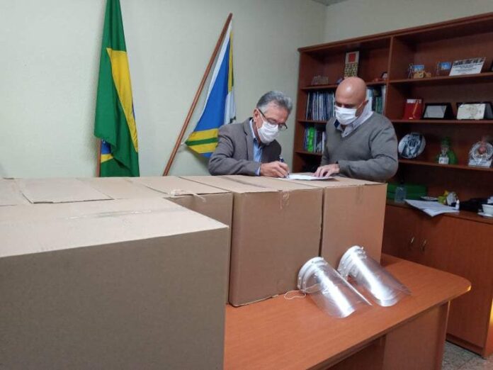 O prefeito de Varginha, Vérdi Melo recebe do CISSUL-SAMU 300 escudos faciais escudos faciais
