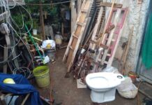 Prefeitura faz limpeza em casa de acumuladora no bairro Cidade Nova Acumuladora de lixo