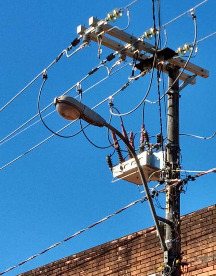 Religador-instalado-na-rede-elétrica poste
