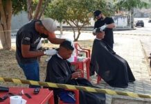 Barbeiros cortam cabelo e fazem barba de moradores de rua de graça Barbeiros