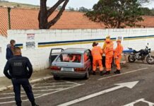 Homem fica preso no carro após bater no muro da sede da Guarda Municipal em Varginha batida no muro