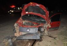 Acidente entre carros envolve 12 pessoas. 1 homem morreu e 9 pessoas ficaram feridas acidente carros