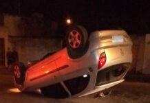 Motorista embriagado capota carro em Varginha neste domingo Carro capotado