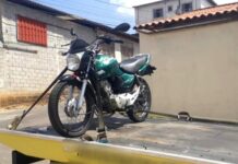PM apreende motocicleta conduzida por menor jovem empinando moto