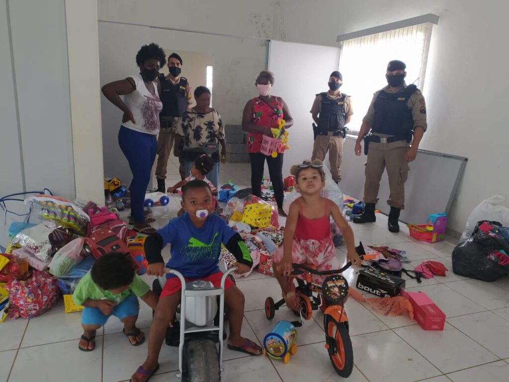 policia-militar-entrega-brinquedos-e-doacoes-em-varginha