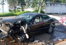 Acidente deixa duas pessoas gravemente feridas em Varginha Acidente em Varginha