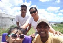 Ajude a pequena Sara a realizar o sonho de andar Sara e sua família.