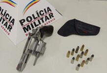 Homem entrega arma e munições a PM durante abordagem no bairro Sion nesta madrugada Arma apreendida no bairro Sion em Varginha