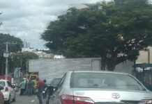 Caminhão quebra na Avenida Benjamim Constant Caminhão quebrado em Varginha