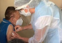 Prefeitura faz cadastro de idosos com 89 anos ou mais para vacinação contra Covid-19 Idoso vacinado contra Covid-19