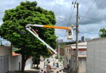 Iluminação pública: troca das lâmpadas comuns pelas de LED será feita até o final do semestre Troca de lâmpadas em postes